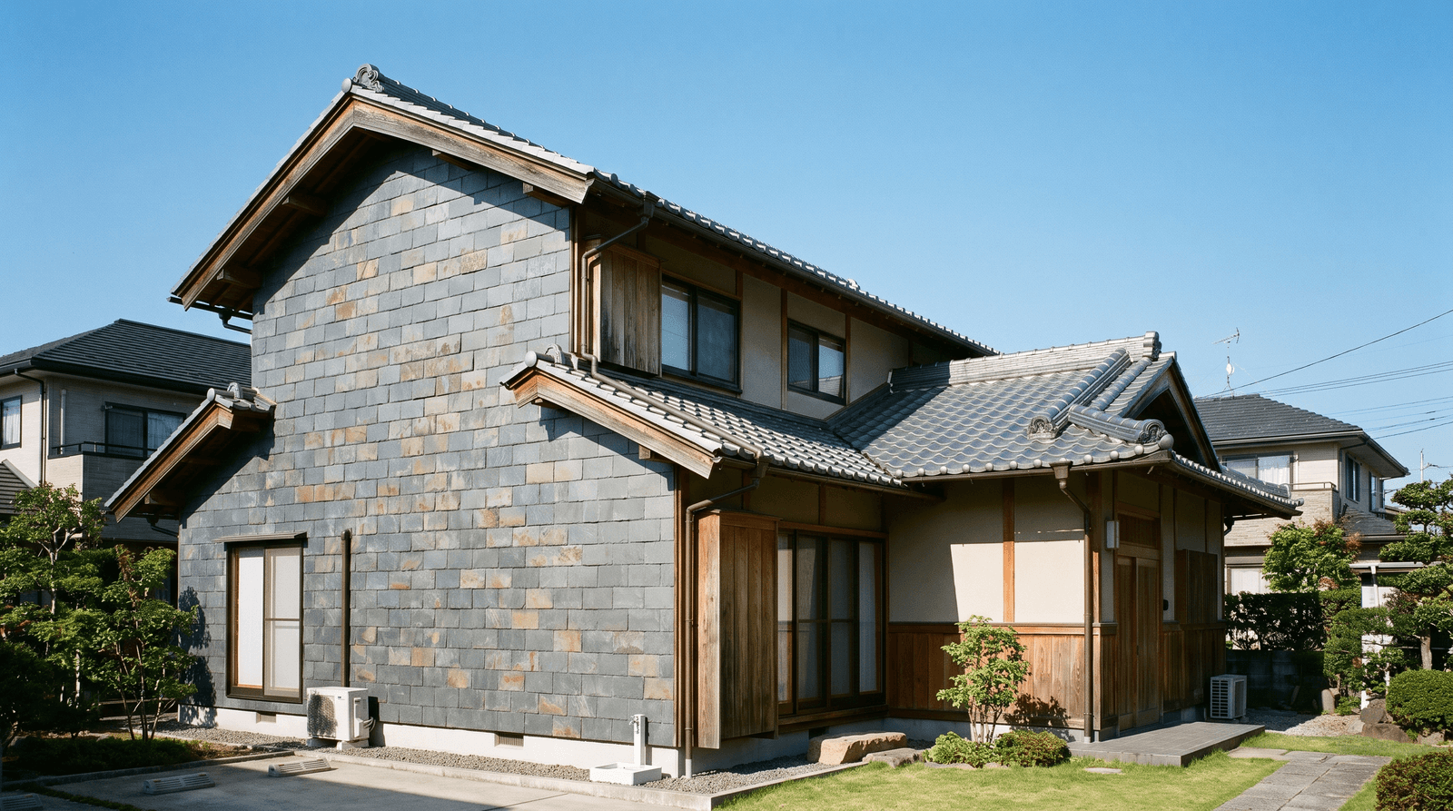 屋根リフォームの費用相場(塗装・葺き替え・カバー工法)のイメージ